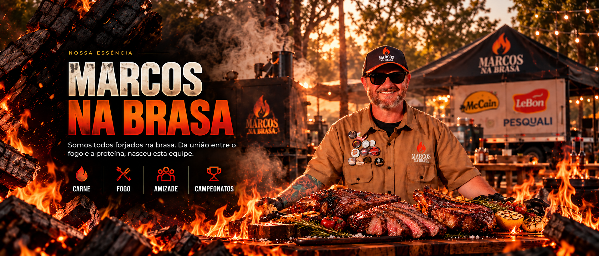 Marcos na brasa, sorrindo em uma feira diante de carnes assadas.