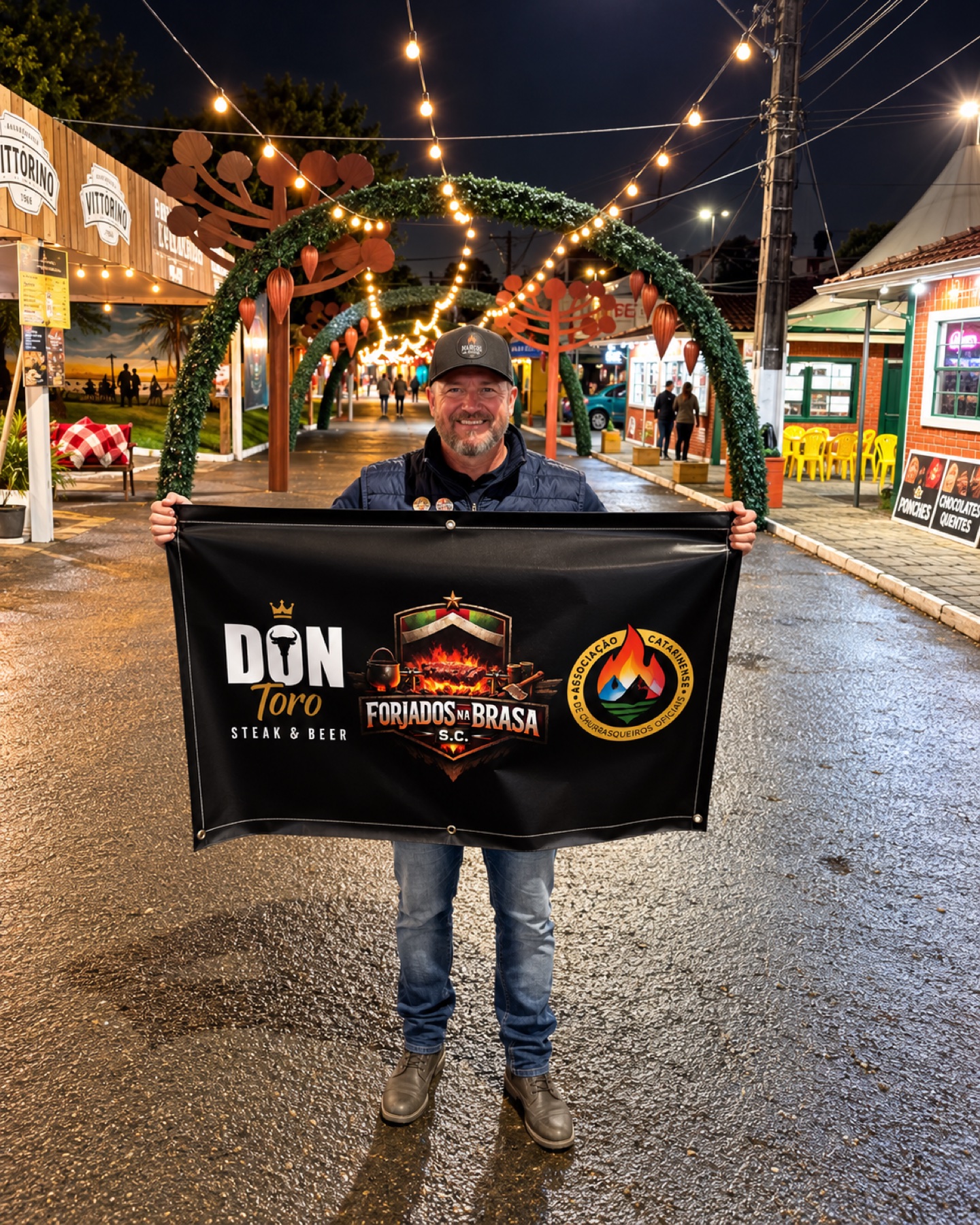 Integrante da Forjados na Brasa com o banner da equipe em um evento noturno